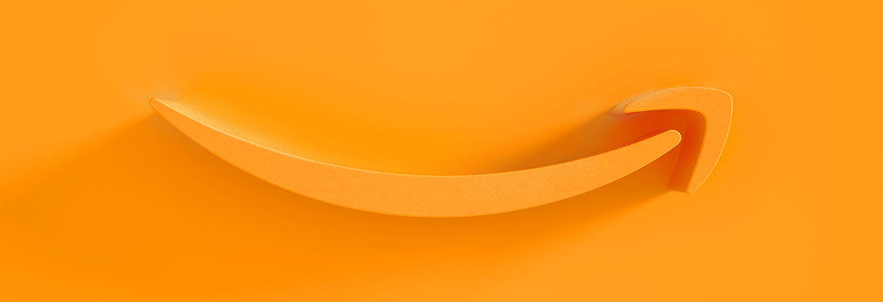Der orange farbene Pfeil aus dem Amazon Logo auf orange farbenem Hintergrund.